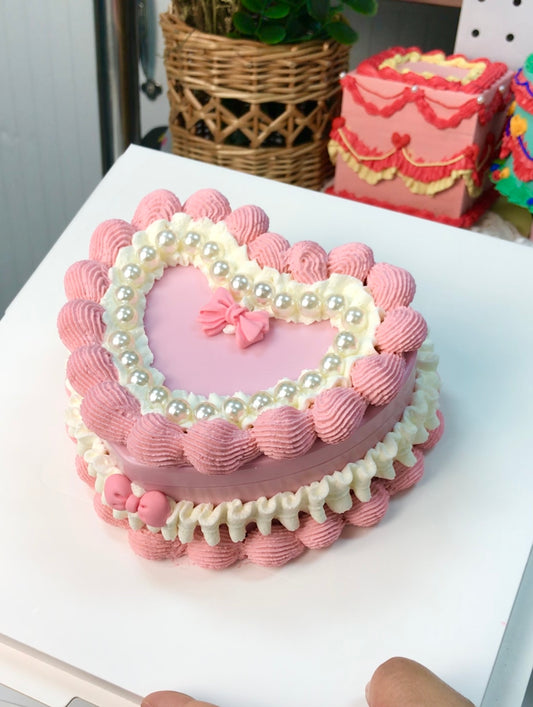 Heart-shaped Cake Storage Box